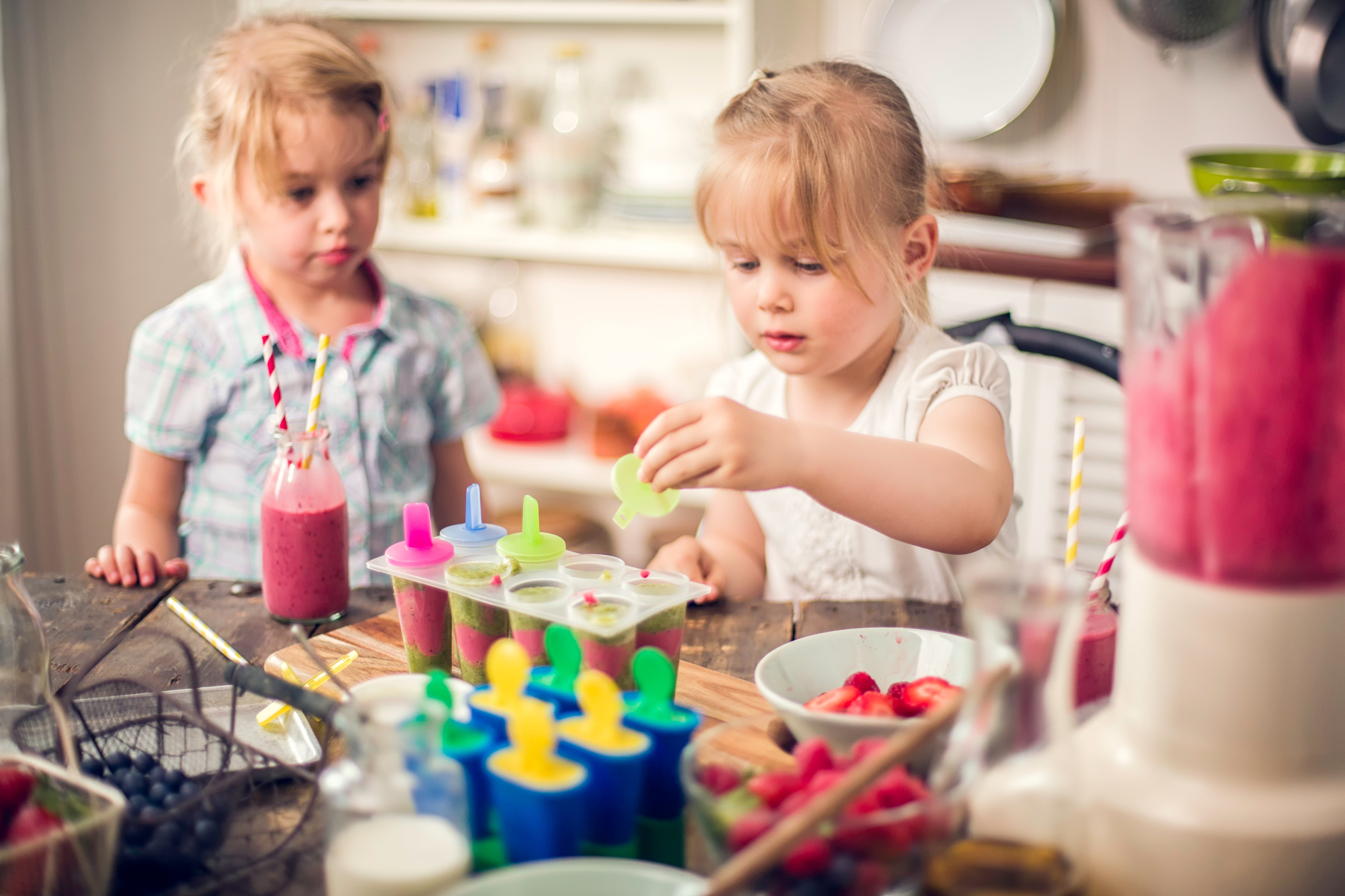 Kids making homemade popsicles 