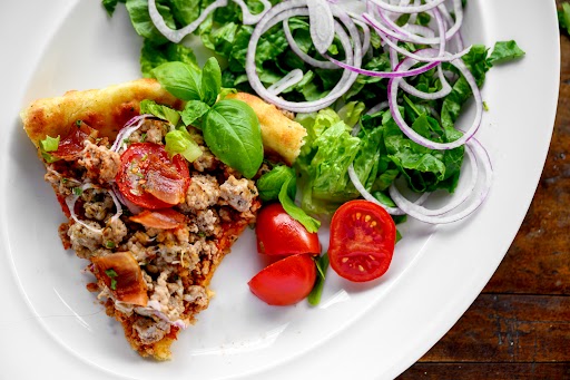 Pizza with vegetable pairings 